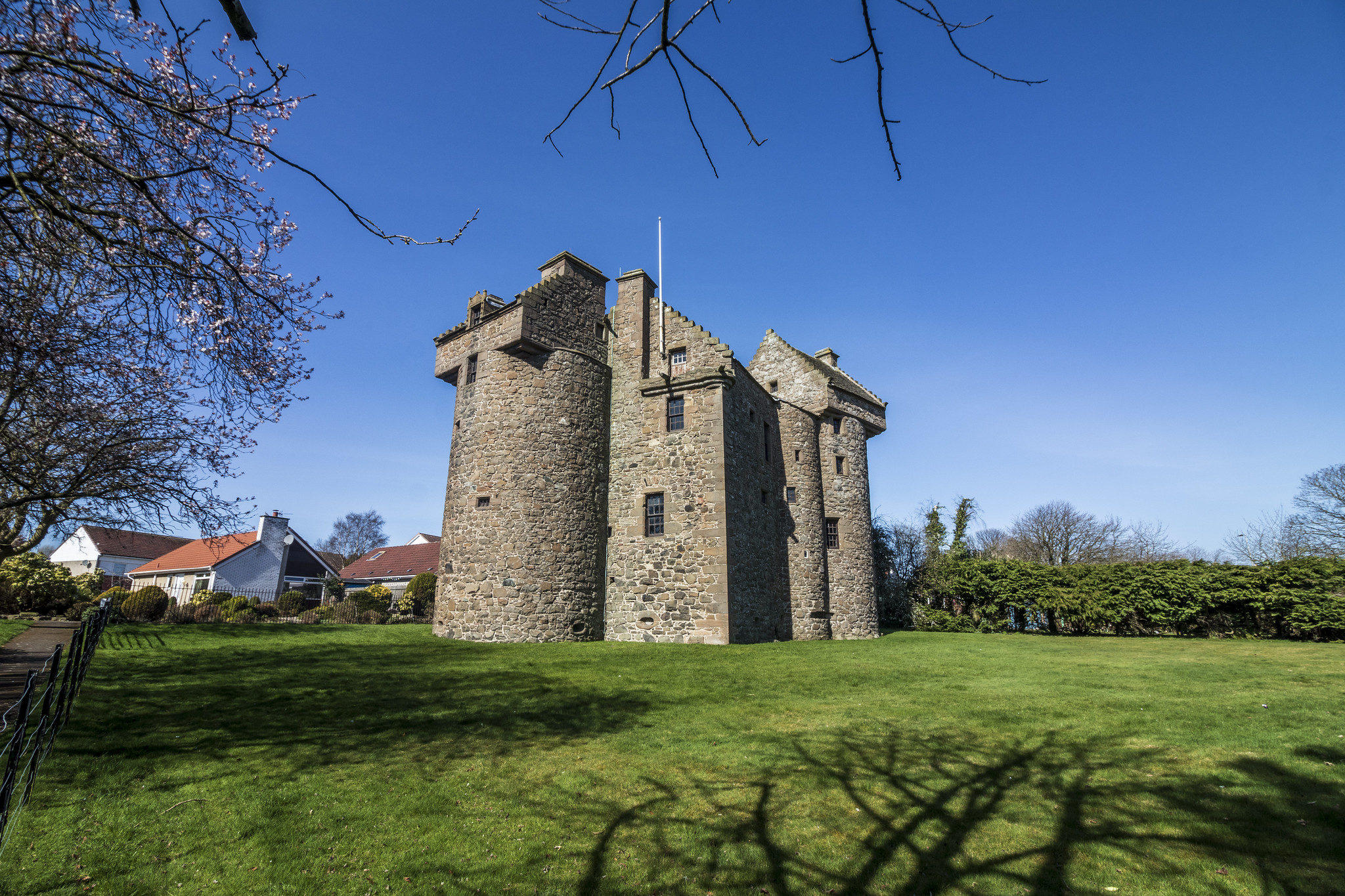 Claypotts Castle